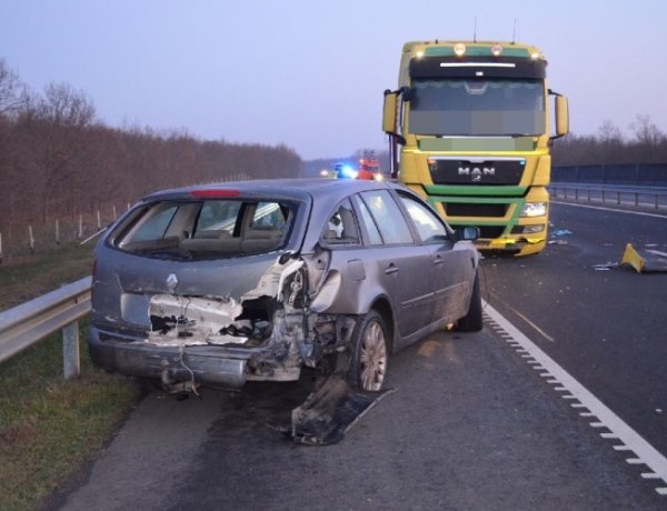 Tehergépjármű-szerelvénynek és szalagkorlátnak ütközött az M3-as autópályán