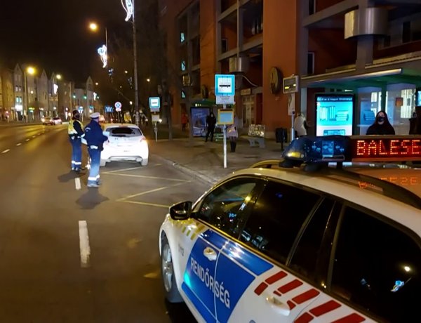 Nem a a kijelölt gyalogátkelőhelyen haladtak át, elsodorta őket egy jármű