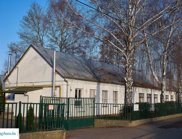 Kecskék és levendulakert – Szigetelik a sóstóhegyi iskolát          