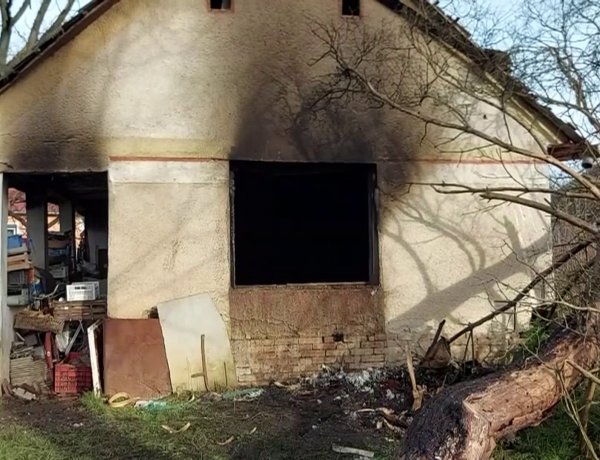 Kigyulladt egy vályogház több szobája csütörtökön délután Bálintbokornál