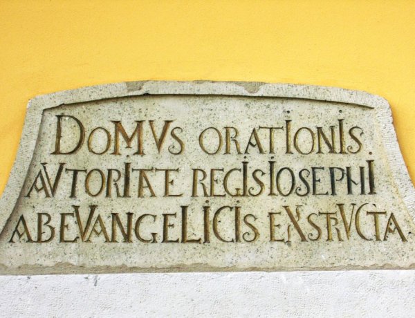 A város első emlékjele: az evangélikus nagytemplom kronosztikonos emléktáblája