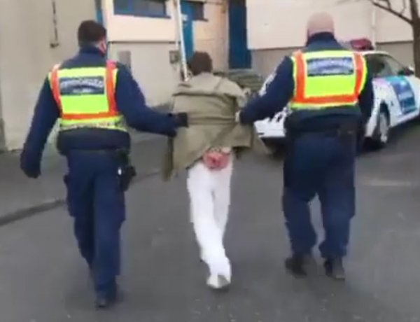 A fürdőszoba ablakán keresztül próbált meg elmenekülni, a rendőrök elfogták