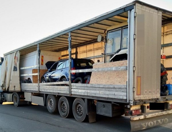 Körözött gépkocsit szállított: lefoglalták a járművet          