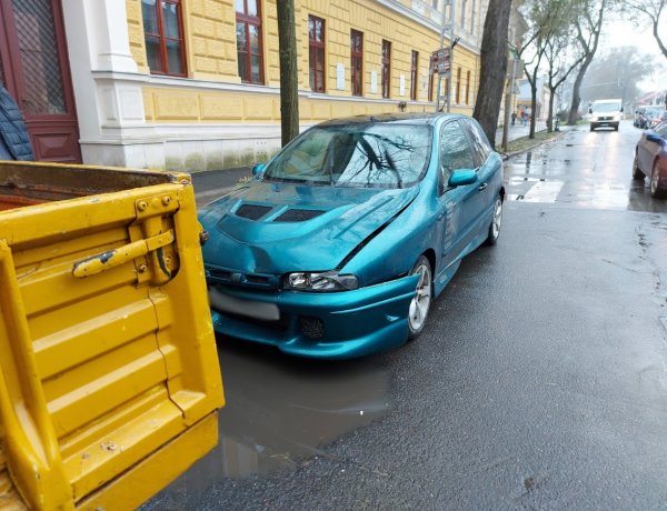 Ráfutásos baleset történt a Szent István utcán kedd délelőtt, jelentős az anyagi kár