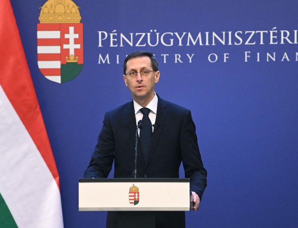 Meghosszabbítják az 50 százalékos bértámogatást a turizmusban és a vendéglátásban