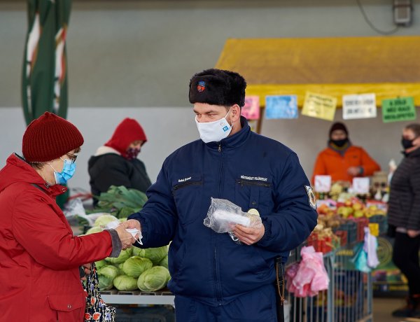 Ellenőrizték a maszkviselést – Ajándék védőfelszerelést osztott a Közterület-felügyelet