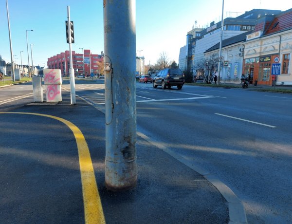 Elvakította a nap a sofőrt, oszlopnak hajtott a Vasvári Pál utcán