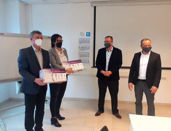 Mobil ultrahangot és videó gégetükröket adományozott a Hübner-H Kft. 