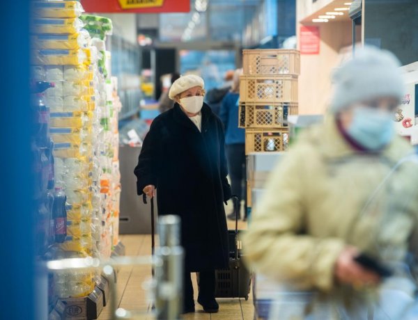 Az idősek vásárlási sávjának felfüggesztését kérik a kereskedelmi szervezetek
