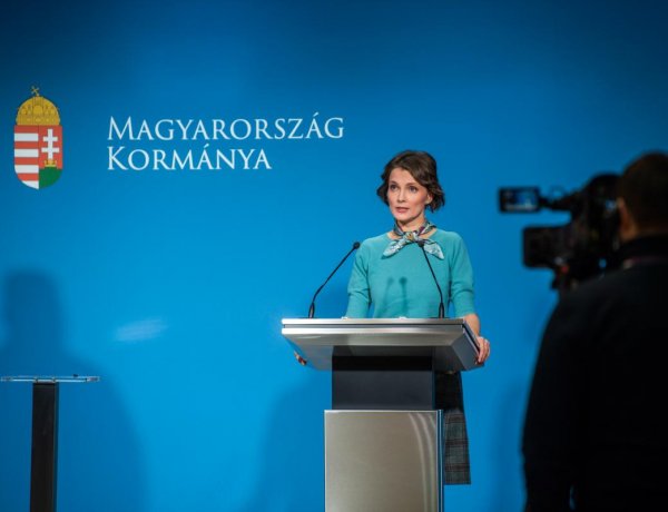 Péntektől kézbesítik a nyugdíjasoknak a vakcinaregisztrációs lapot