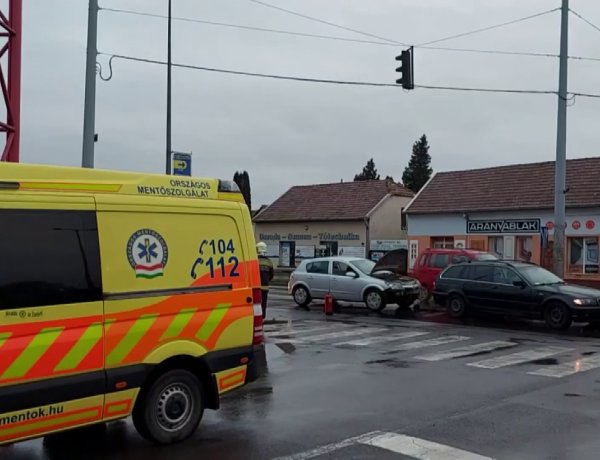 Ráfutásos baleset történt a László utcán, a karambolt okozó sofőr megsérült