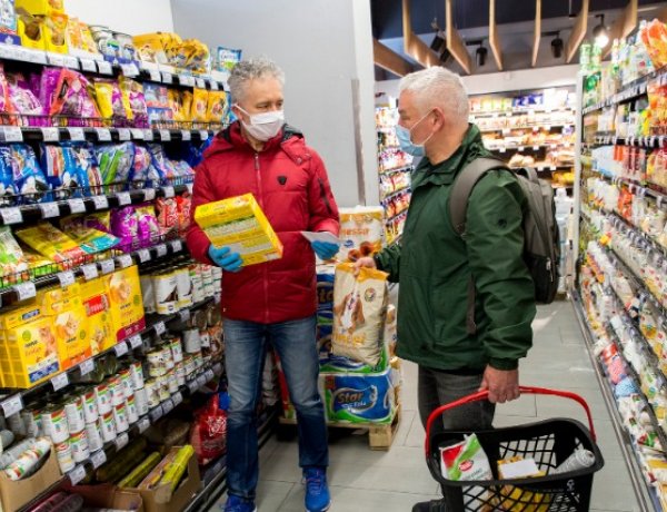 A kormány szombattól felfüggeszti az idősek vásárlási idősávját