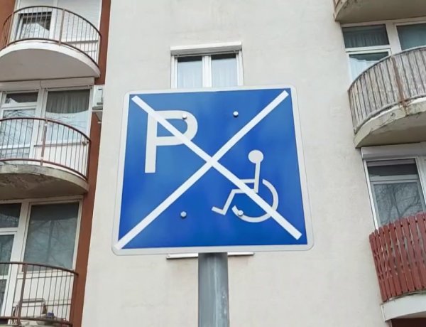 Mozgáskorlátozott-parkoló táblát rongáltak és távolítottak el ismeretlenek Nyíregyházán