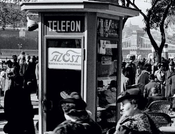 Csaknem száz éve helyezték üzembe az első telefonfülkét Budapesten