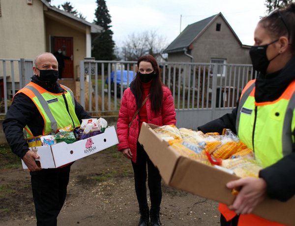A borbányai polgárőrök adománnyal leptek meg egy családot karácsony előtt