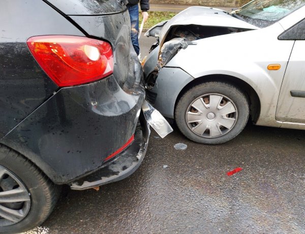 Négyes ráfutásos balesettel indult a hét a Sóstói úton         