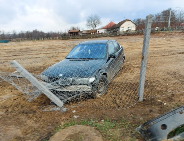 Elvesztette uralmát járműve felett egy sofőr a Tiszavasvári úton, felborult