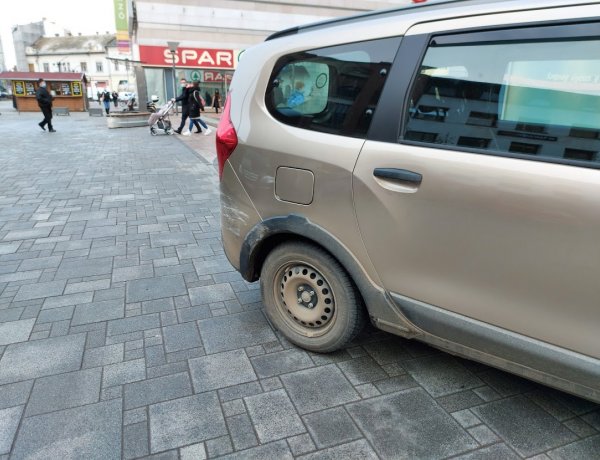 Szabálytalanul parkoló járműbe ütközött egy autó Nyíregyháza belvárosában