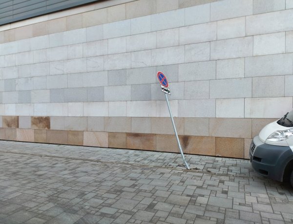 Ismeretlen elkövető döntött ki közlekedési jelzőtáblát a Jókai téren