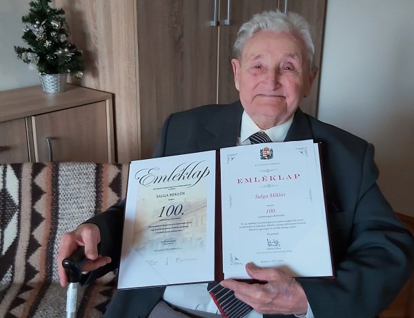 Különleges módon ünnepli városunk a szépkorúakat – Salga Miklós 100 éves lett!