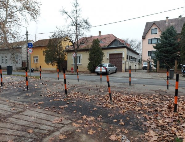 Oszlopokat törtek és rongáltak ismeretlen tettesek a Szarvas utcán        