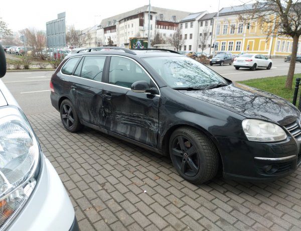 Jelentős anyagi kárral járó baleset történt a Bethlen Gábor utcán           