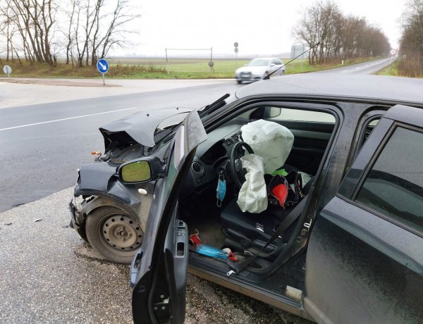 Figyelmen kívül hagyta a STOP-táblát, balesetet okozott a Kemecsei úton egy sofőr