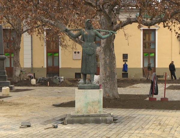 Megszépül a Kálvin tér – Új utcabútorok és zöldfelület a belvárosban