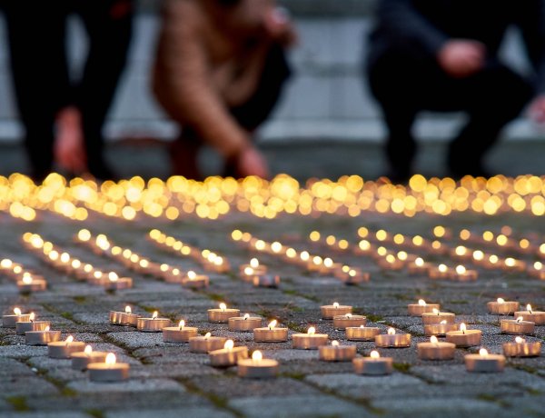 Ezer mécses égett a koronavírus áldozatainak emlékére Nyíregyházán