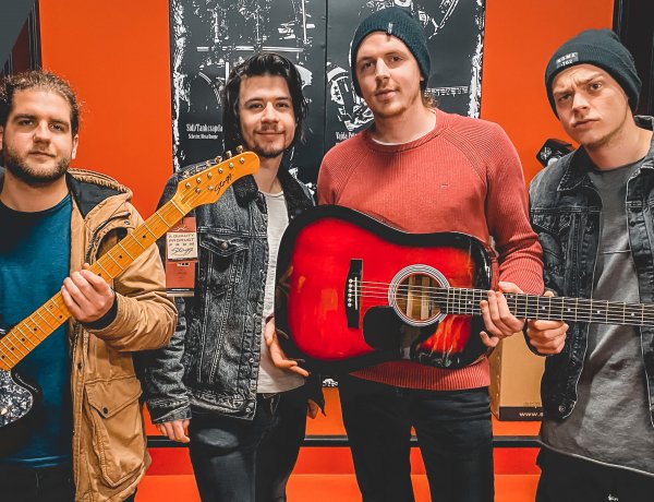 A Dal 2021, klippremier és karácsonyi adomány – Így telik a december a Tortugánál