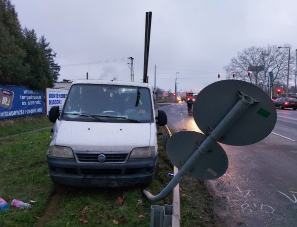 Feltehetően vezetés közben lett rosszul a sofőr, aki szalagkorlátnak ütközött a 41-esen
