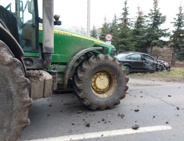 Traktorral ütközött egy személyautó Nagyszállásnál, a kár milliós