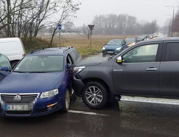 Egy kanyarodó és egy egyenes haladó gépkocsi ütközött össze szerdán a Törzs utcánál