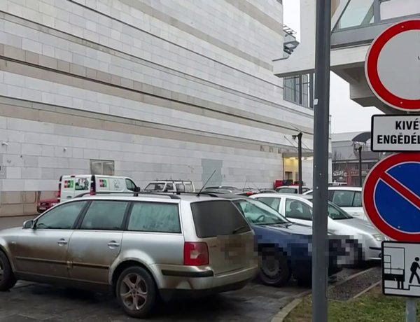 Továbbra is rengetegen parkolnak tilosban Nyíregyházán, főleg a belvárosban