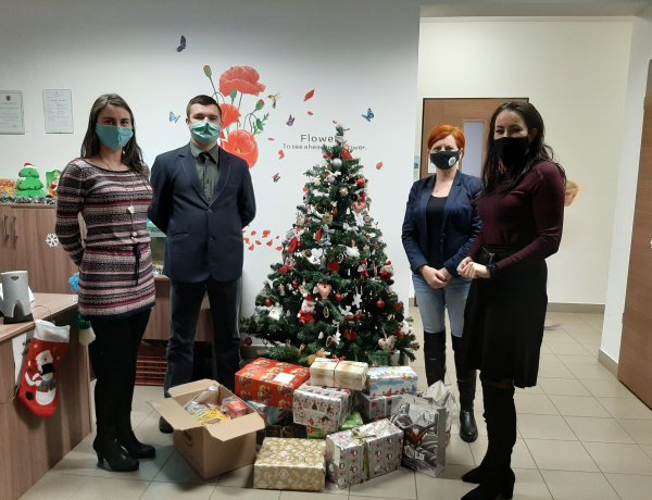 Gyermekeknek vitt ajándékot a Fidelitas                               