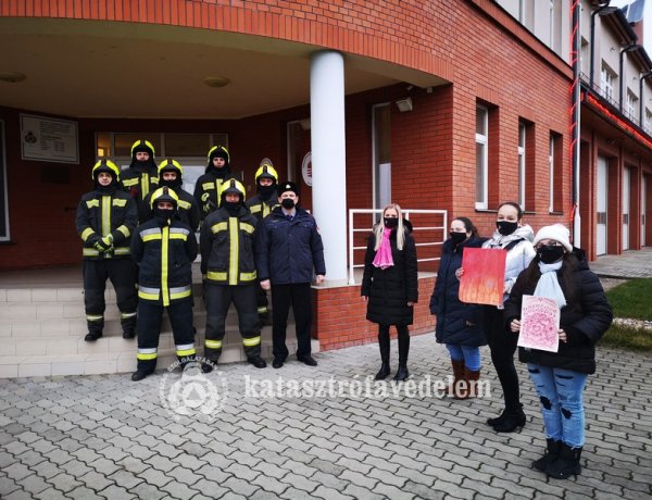 Hála és köszönet rajzokkal: különleges ajándék a nyírbátori mazsorett csoporttól