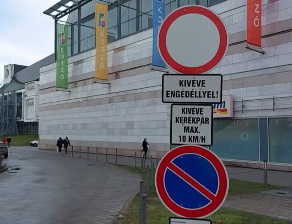 Szabálytalanul parkoló járművek lehetetlenítik el az árufeltöltők munkáját a belvárosban