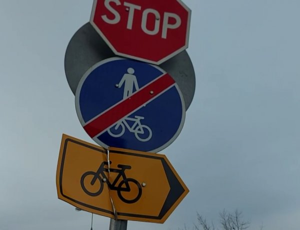 Ismeretlen tettesek rongáltak KRESZ-táblákat a Szegfű és a Liszt Ferenc utcákon