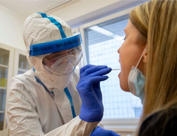 Ingyenes Covid-tesztelési lehetőséget biztosít a pedagógusoknak az Emmi