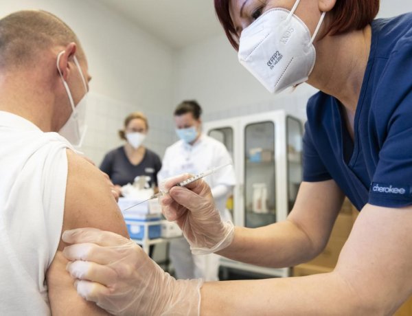 Már közel két és félezer egészségügyi dolgozó kapta meg a védőoltást