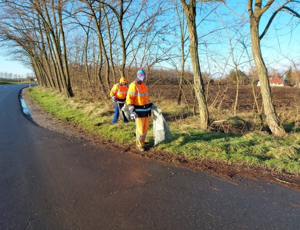 Országos kampány részeként szedik a szemetet a Magyar Közút munkatársai