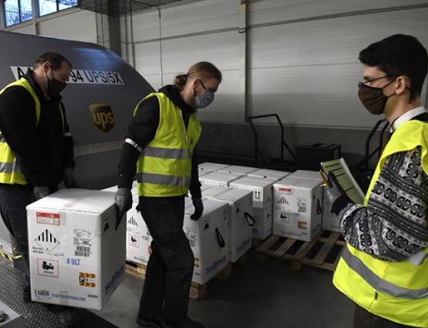 Megérkezett a raktárbázisra a koronavírus elleni oltóanyag második szállítmánya