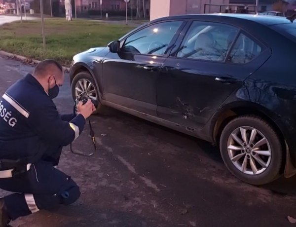 Két személyautó ütközött a Semmelweis utcán, személyi sérülés nem történt