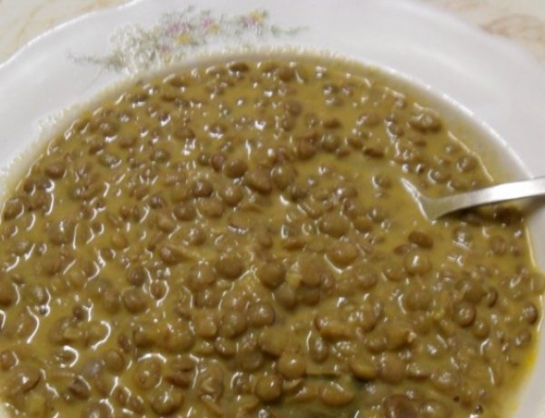 Ami elmaradhatatlan az ünnepi asztalról: így készül a szerencsehozó lencsefőzelék! 