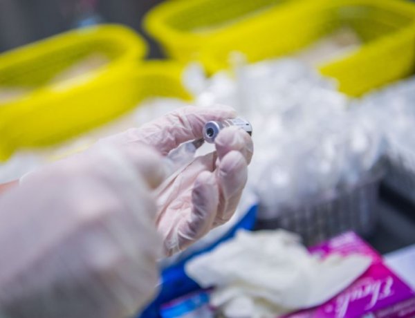 Folyamatosan oltják az egészségügyi dolgozókat - egyre többen kérik a vakcinát