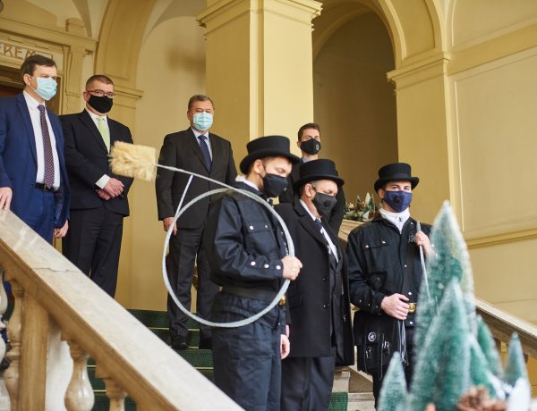 Kéményseprők jókívánságával kezdődött a 2021-es év a Megyeházán