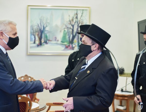 Hagyomány a Városházán: jókívánságokat és szerencsét hoztak a kéményseprők