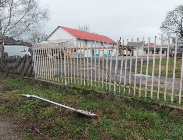 A helyszínen hagyott rendszámtábla buktatott le egy anyagi kárt okozó autóst