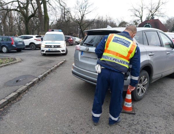 Két autó ütközött össze a parkolóban Sóstógyógyfürdőn, nem tudtak megegyezni