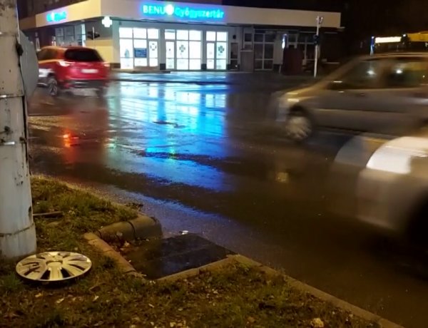 Útpadkának hajtott egy jármű az esős időben, a műszaki mentésben a tűzoltók segítettek